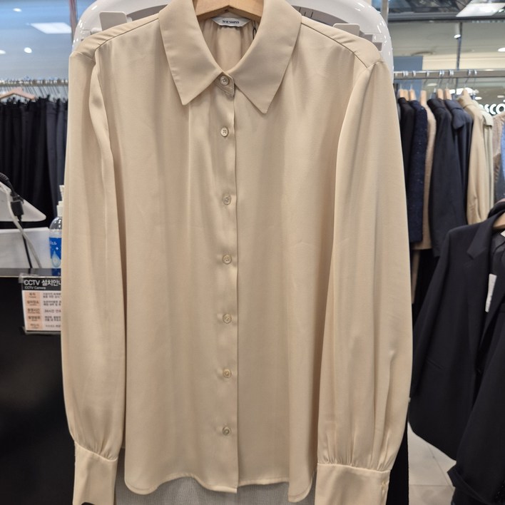 쉬즈미스   24년 가을 신상품  핫한 세일지금 입으면 너무 예쁜이너와 아우터로부드러운 감촉의  고급진 새틴 블라우스