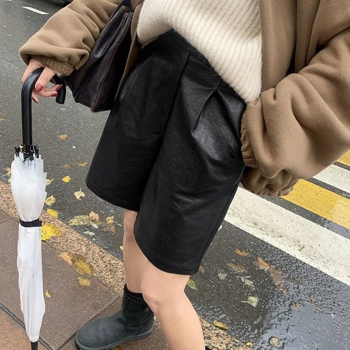 나도퀸 메이지 레더 핀턱 뒷밴딩 반바지 나도퀸 메이지 레더 핀턱 뒷밴딩 반바지