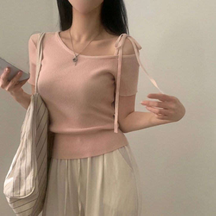깨소금상회 언발란스 여름 반팔 데이트룩 여성스런 리본끈 오프숄더 니트티